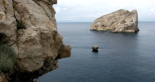 Alghero - Sardynia (Włochy). Jaskinia Neptuna - panoramiczny strzał — Zdjęcie stockowe