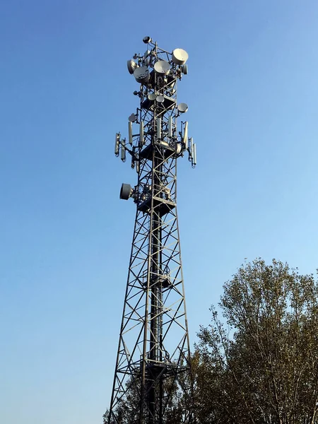 Wieża telekomunikacyjna nad błękitnym niebem — Zdjęcie stockowe