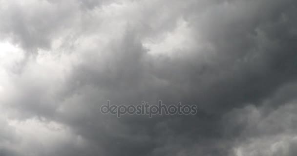 Laps de temps des nuages orageux en mouvement rapide 