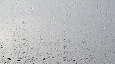Cam pencere bölmesinde yağmur damlası