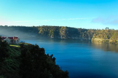 Mount Gambier, Avustralya'nın ünlü mavi göle bakan ev