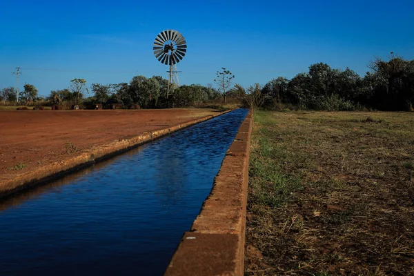 Güney yarımkürede, taşra Avustralya en uzun su oluğu