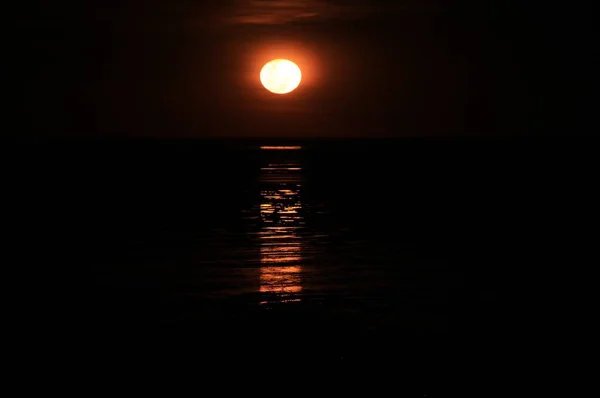 Місячне світло, розмірковуючи про квартирах бруду на відливу, в місті Broome, Західна Австралія — стокове фото