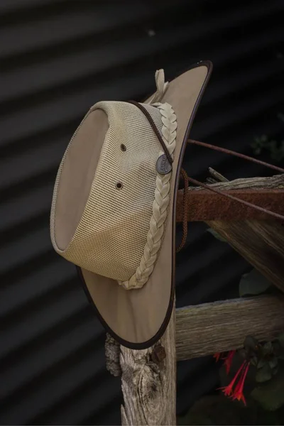 eski çiftlik kapısı yeni şapka