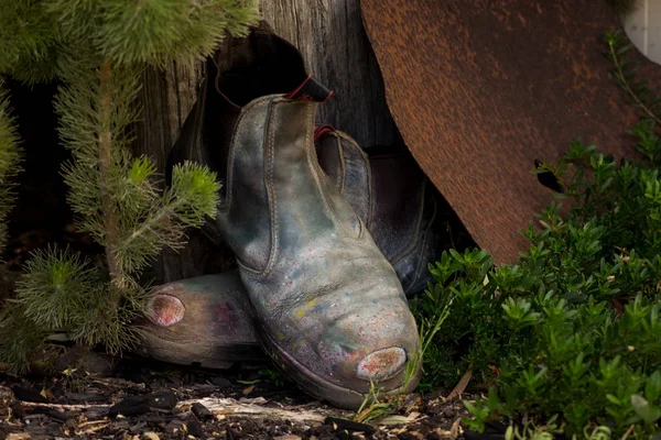 eski workboots karşı bir ahşap çit sonrası dinlenme