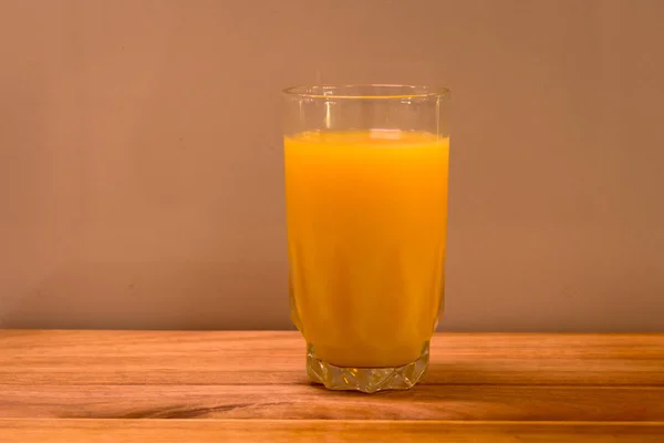 Świeży sok pomarańczowy w wysokiej szklance — Zdjęcie stockowe