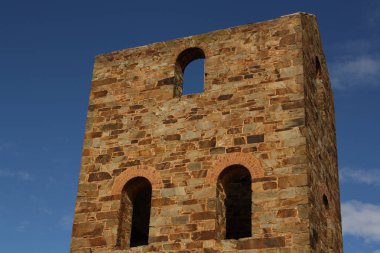 Taş ile eski bir bina içinde kemer pencere eşiği