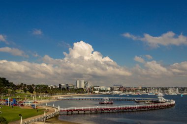 Bir Yüzme Havuzu, güneşli bir gün