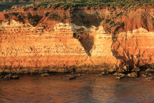 Acantilados ásperos de arenisca a lo largo de la gran carretera oceánica, Australia — Foto de Stock