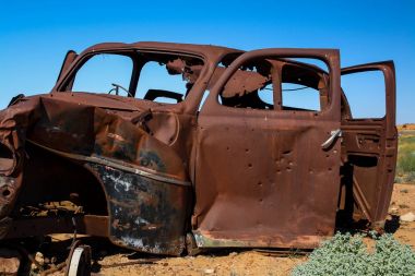 Avustralya çölde bulunan eski bir araba kalıntıları