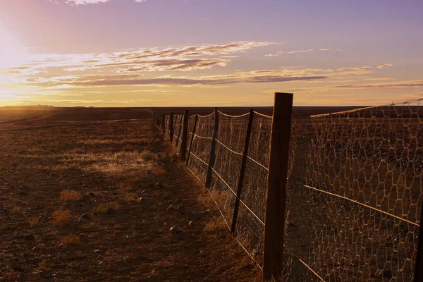 Coober Pedy, yakınındaki dingos çıkışları Avustralya'da tutmak için inşa Dingo çite günbatımı