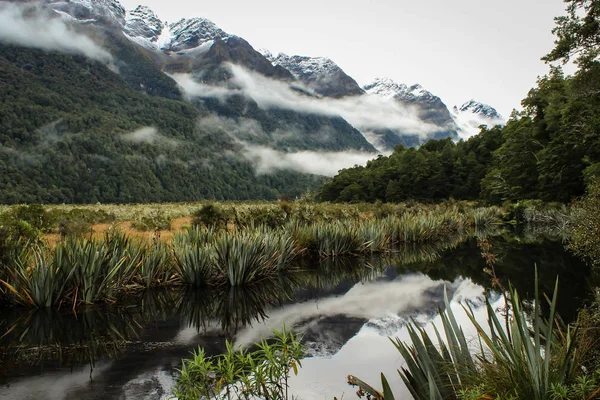 Reflejos Nieve Las Montañas Del Lago —  Fotos de Stock