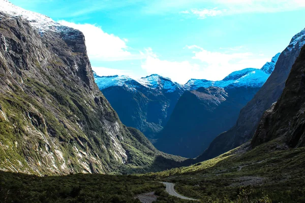 Road Valley Snow Capped Mountains Background — Stock Photo, Image