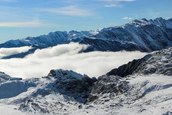 mountians düşük beyaz bulutların yeni Zealands kar altında kepli