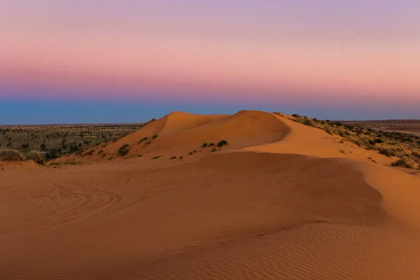 gün batımında çölde büyük kum kumul,