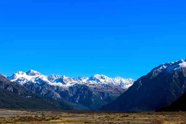 Montañas Cubiertas Nieve Con Sol Brillando Por Encima —  Fotos de Stock