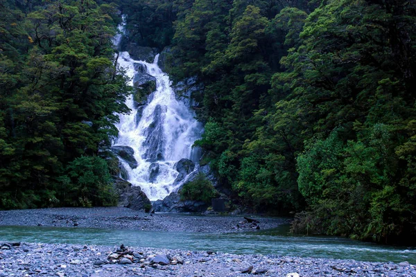 Uma Cachoeira Que Flui Para Rio — Fotografia de Stock