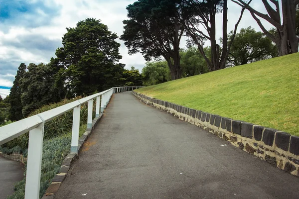 Beyaz korkuluk ile yürüyüş yolu yokuş yukarı