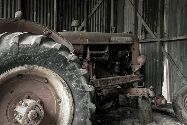 Vieux Tracteur Nuffield Cassé Sur Propriété Rurale — Photo