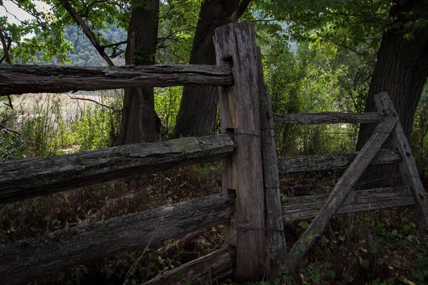 Verlassener Zaun Und Tor Aus Holz — Stockfoto