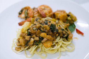 Leziz spagetti karides ve beyaz zemin üzerine fesleğen ile