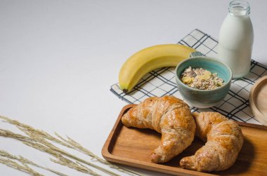 Kahvaltı Masası nefis kruvasan ve tahıl ve muz ve taze süt ile 