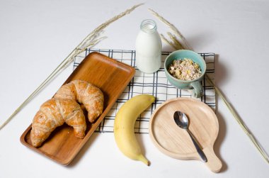 Kahvaltı Masası kruvasan ve müsli ve muz ve taze süt ile