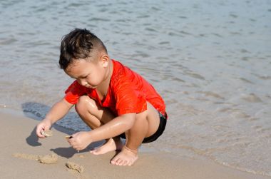 Mutlu küçük Asya çocuk eğleniyor tatilde plajda Yüzme