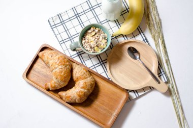 Kruvasan ve müsli ve muz ve taze süt ile Kahvaltı