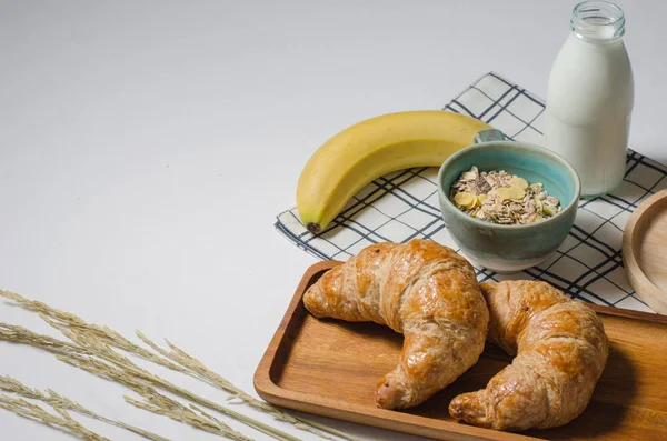 Kahvaltı Masası nefis kruvasan ve tahıl ve muz ve taze süt ile 