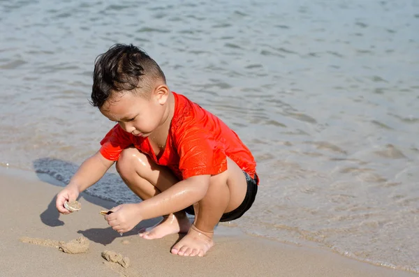 Mutlu küçük Asya çocuk eğleniyor tatilde plajda Yüzme