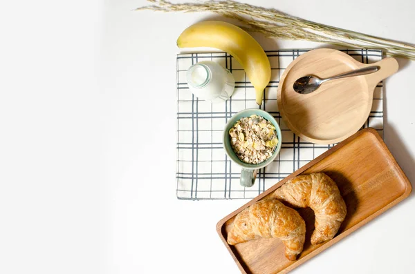 Kruvasan ve müsli ve muz ve taze süt ile Kahvaltı