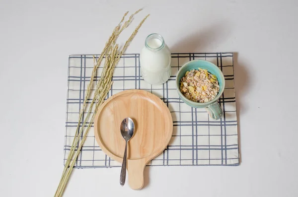 Petit déjeuner avec Muesli et lait frais et belle assiette en bois Images De Stock Libres De Droits