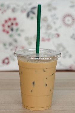 Buzlu latte kahve ile yeşil saman masa ve güzel ba