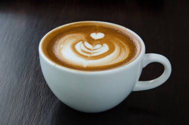 Kahve güzel Latte ile sanat siyah arka plan üzerine.