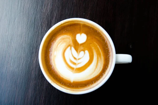 Bulanık fincan kahve ile güzel Latte art siyah backgrou Tarih