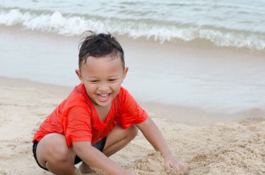 Küçük Asyalı çocuk 4-5 yıl tatile eğleniyor eski mutlu ol