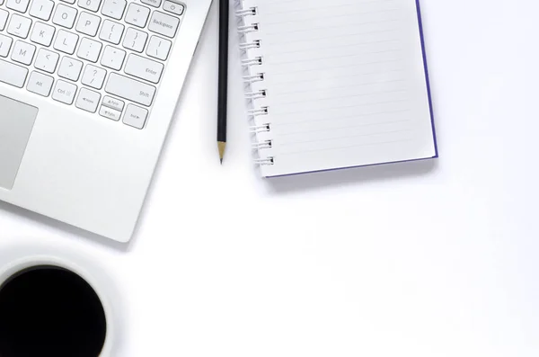Laptop und Notizbuch und Bleistift und schwarzer Kaffee auf weißem Backgr — Stockfoto