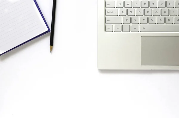 Laptop und Notizbuch und Bleistift auf weißem Hintergrund. — Stockfoto
