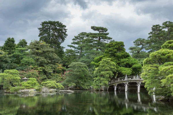 橋と皇居の庭園の池. — ストック写真