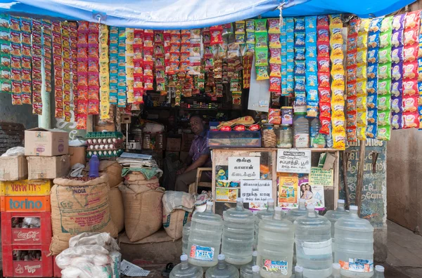 Pequena loja indiana vende mercadoria por unidade única . — Fotografia de Stock