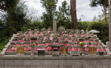 Çocuk temsil eden küçük mezar taşları topluluğu.