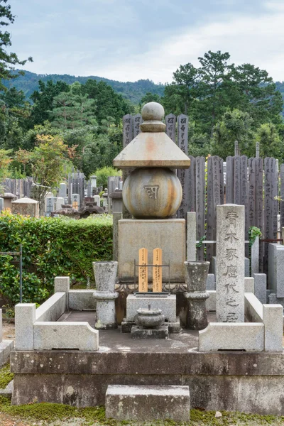 Větší rodinný hrob na hřbitově japonské. — Stock fotografie