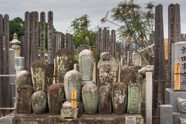 円筒形の古い墓石は、日本人墓地に一緒に設定します。. — ストック写真