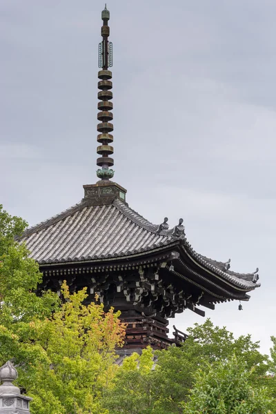 La cima della Pagoda al Tempio Buddista di Shinnyo-do . — Foto Stock