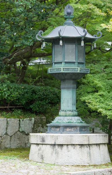 Lanterne dans le jardin du temple bouddhiste de Shinnyo-do . — Photo