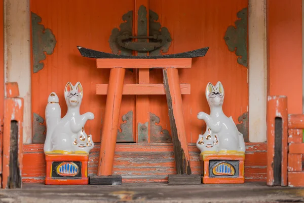 Altar com raposas no santuário de Koanin Shinto . — Fotografia de Stock