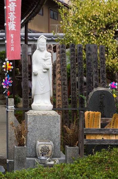 Quan yin mit Kinderstatue im buddhistischen Tempel von Koanin. — Stockfoto