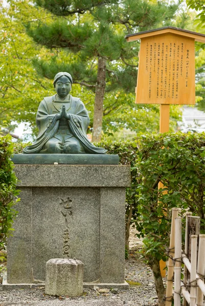 Γονατιστή Κουάν Γιν άγαλμα στο Kurodani Βουδιστικής ναός. — Φωτογραφία Αρχείου