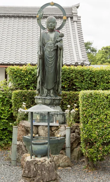 Estatua del Bodhisattva Kshitigarbha en el templo budista de Kurodani . — Foto de Stock
